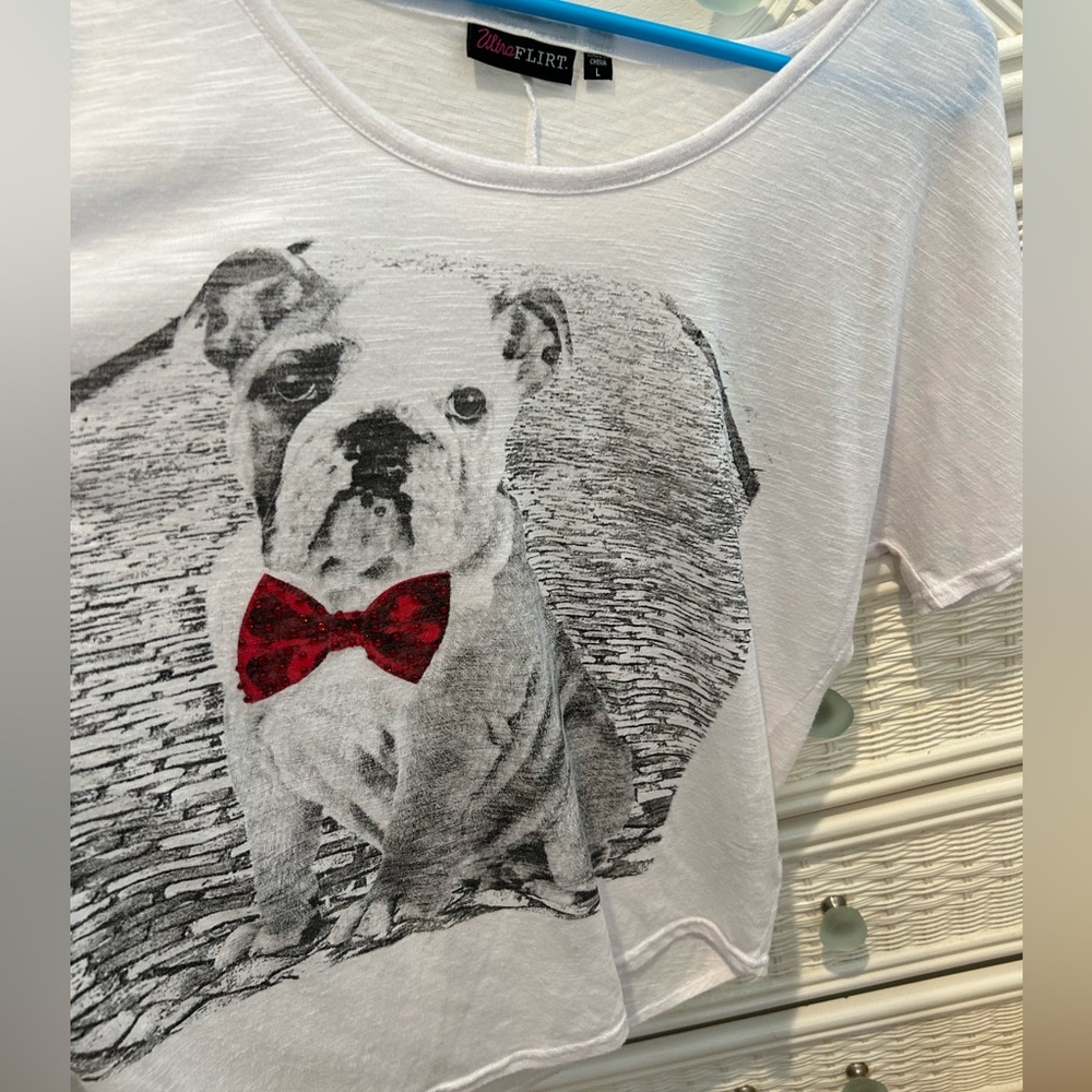 Bulldog T-SHIRT Wearing a glittery red bow tie